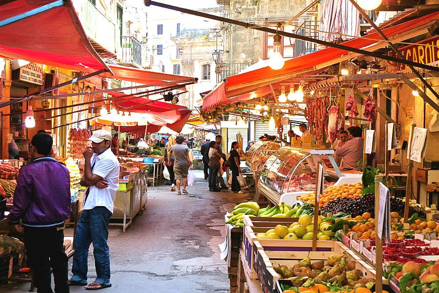 Những khu chợ truyền thống ngập tr&agrave;n thực phẩm tươi mới