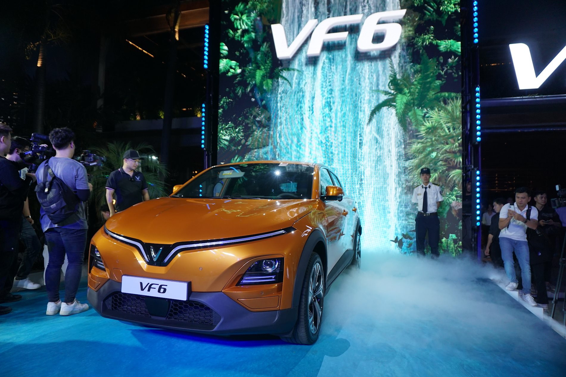 VinFast VF6 ch&#237;nh thức ra mắt tại Việt Nam: 2 phi&#234;n bản, gi&#225; từ 675 triệu đấu Kia Seltos, Hyundai Creta - Ảnh 1