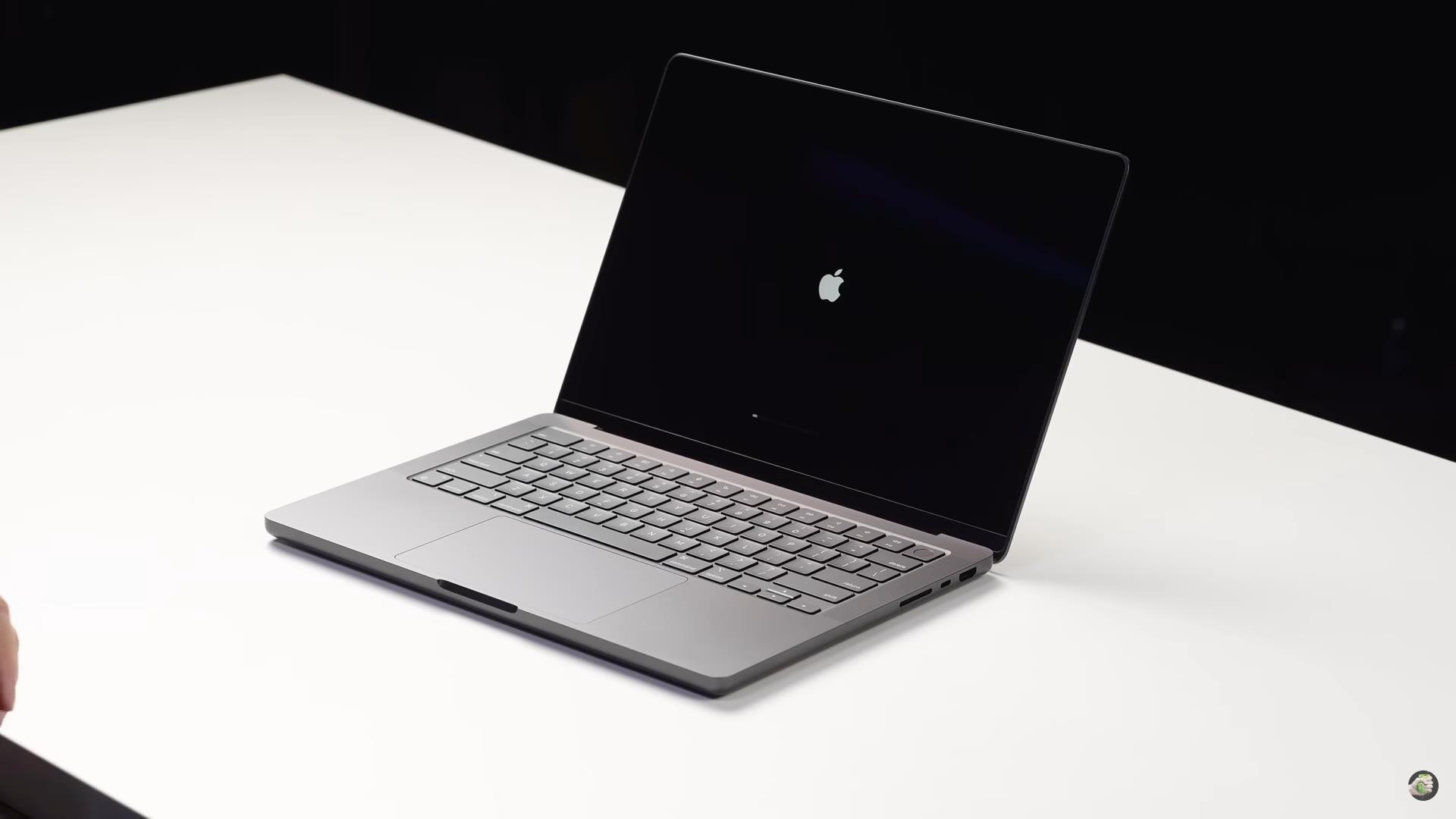 Bị Mỹ cấm vận, người Nga bất ngờ có trên tay sản phẩm chưa ra mắt của Apple - Ảnh 4 Bị Mỹ cấm vận, người Nga bất ngờ có trên tay sản phẩm chưa ra mắt của Apple - Ảnh 4