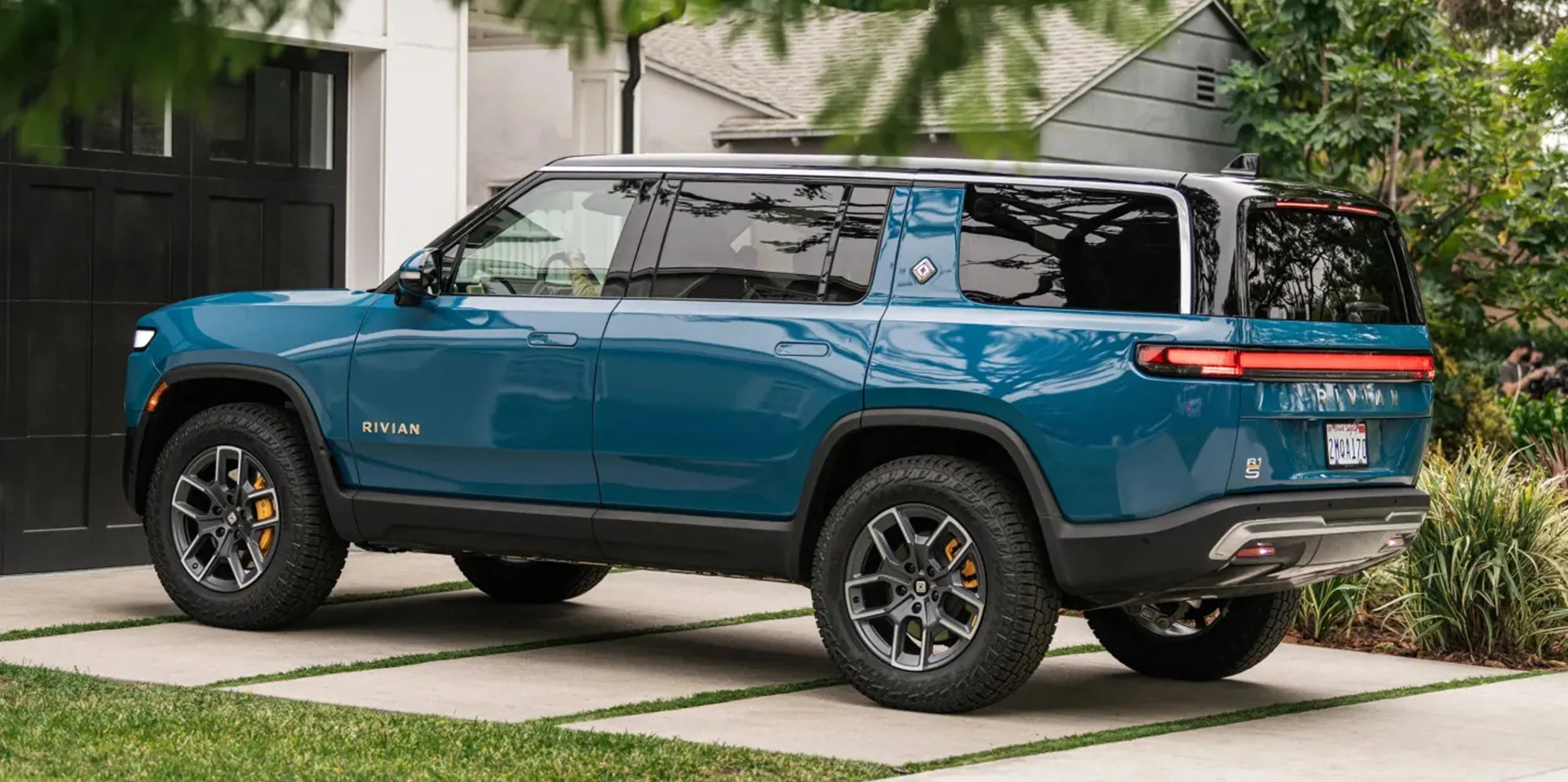 Rivian R1S, chiếc SUV được k&igrave; vọng nhiều của Rivian.