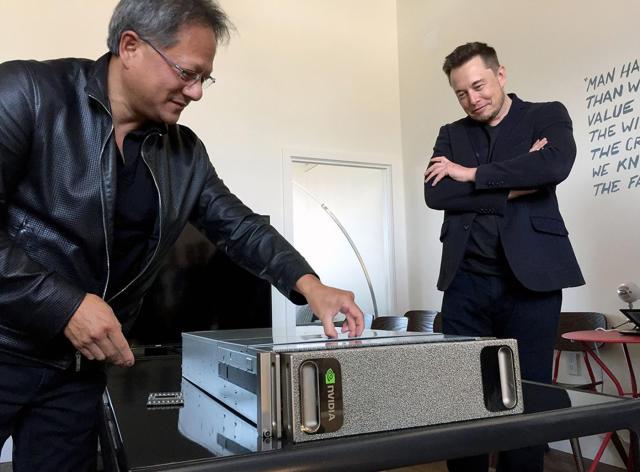 &Ocirc;ng Jensen Huang v&agrave; Elon Musk cạnh một hộp đựng GPU AI của NVIDIA