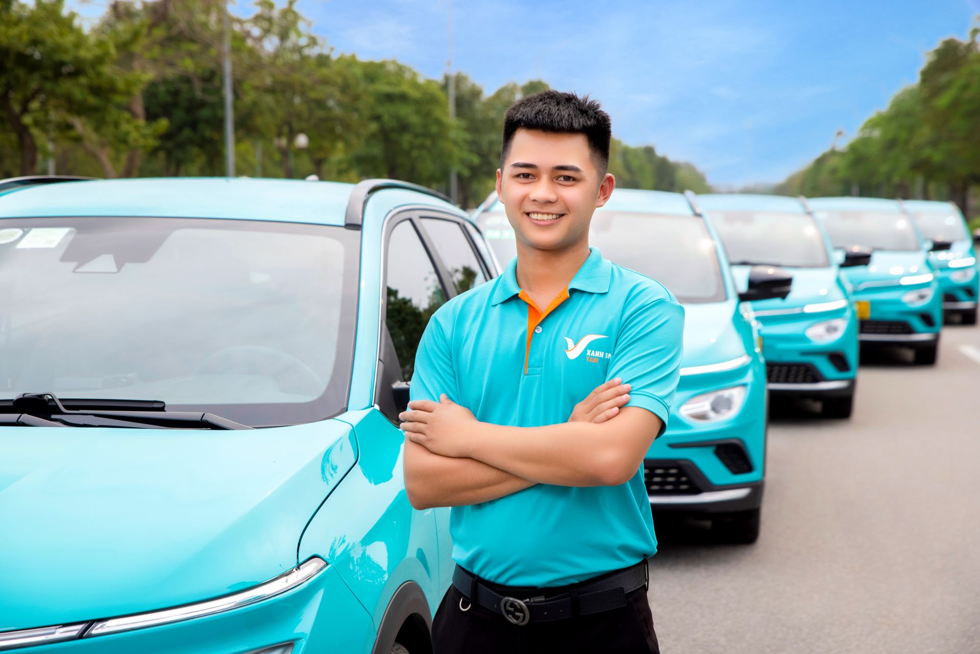 T&agrave;i xế taxi của Xanh SM được k&yacute; hợp đồng lao động ch&iacute;nh thức, hưởng thu nhập cao l&ecirc;n đến 25-30 triệu/th&aacute;ng, c&ugrave;ng nhiều chế độ đ&atilde;i ngộ tốt so với thị trường &nbsp;