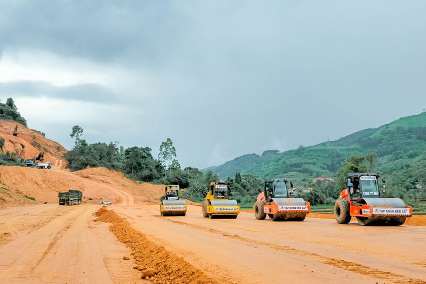 Thi c&ocirc;ng cao tốc Hữu Nghị - Chi Lăng.