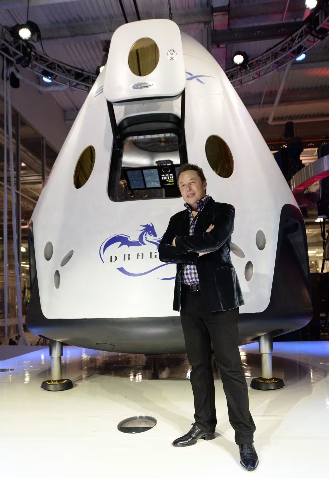 Elon Musk tạo d&aacute;ng trước t&agrave;u Crew Dragon - Ảnh: Twitter.