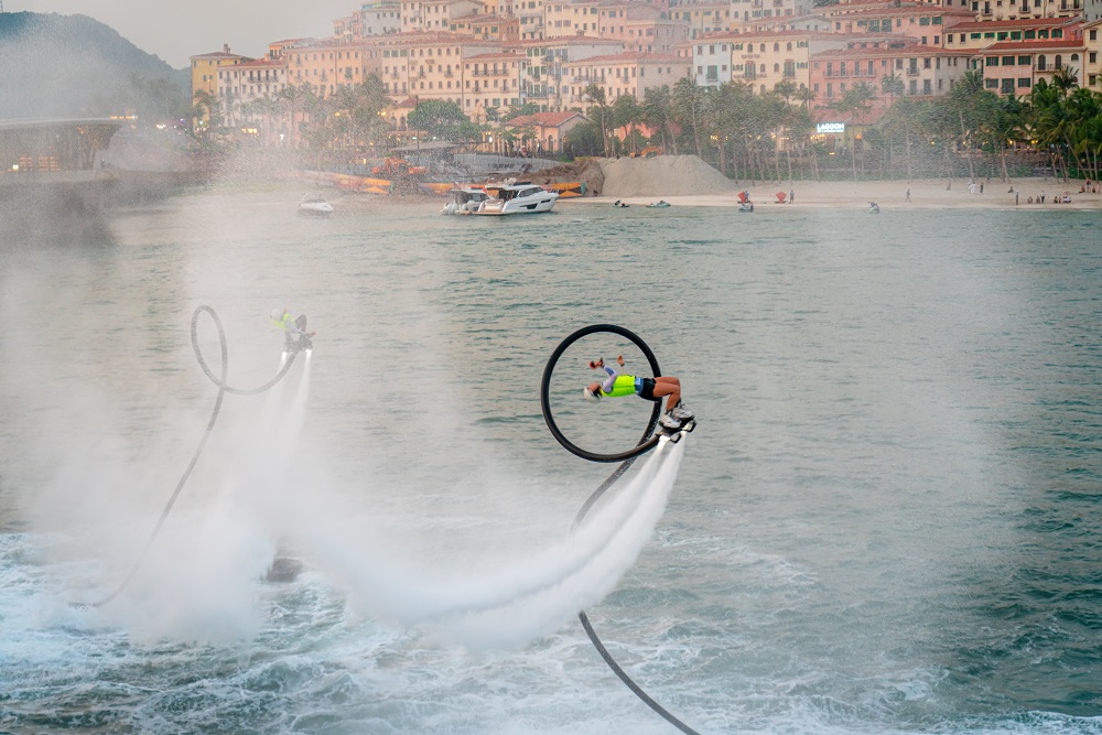 Những vận động vi&ecirc;n đạt nhiều kỷ lục thế giới trong 2 bộ m&ocirc;n Jetski v&agrave; Flyboards đều quy tụ trong show diễn. Ảnh: Minh T&uacute; &nbsp;