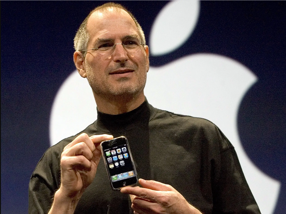 Nh&agrave; s&aacute;ng lập Apple giới thiệu mẫu iPhone 2G đầu ti&ecirc;n c&aacute;ch đ&acirc;y 15 năm.
