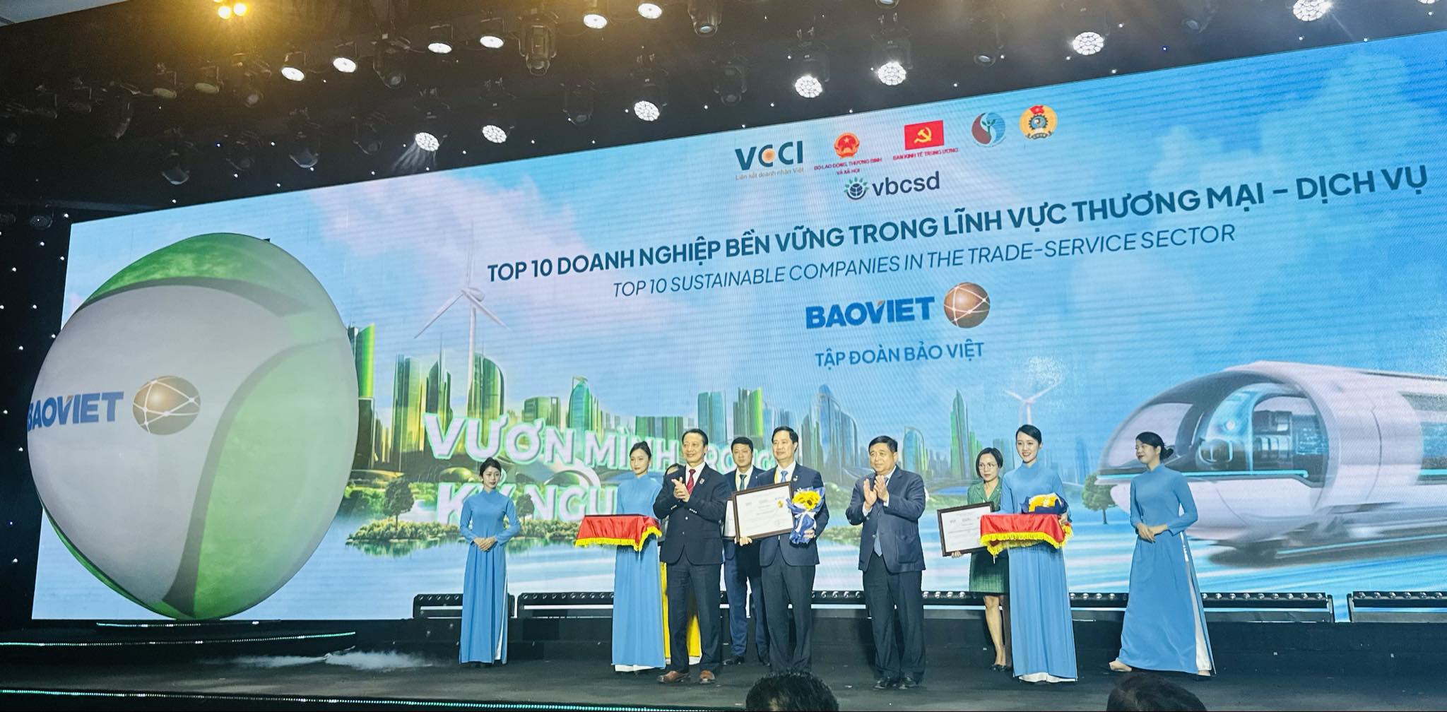 Bảo Việt 60 năm - li&#234;n tiếp được vinh danh trong Top 10 “Doanh nghiệp bền vững nhất Việt Nam” - Ảnh 2