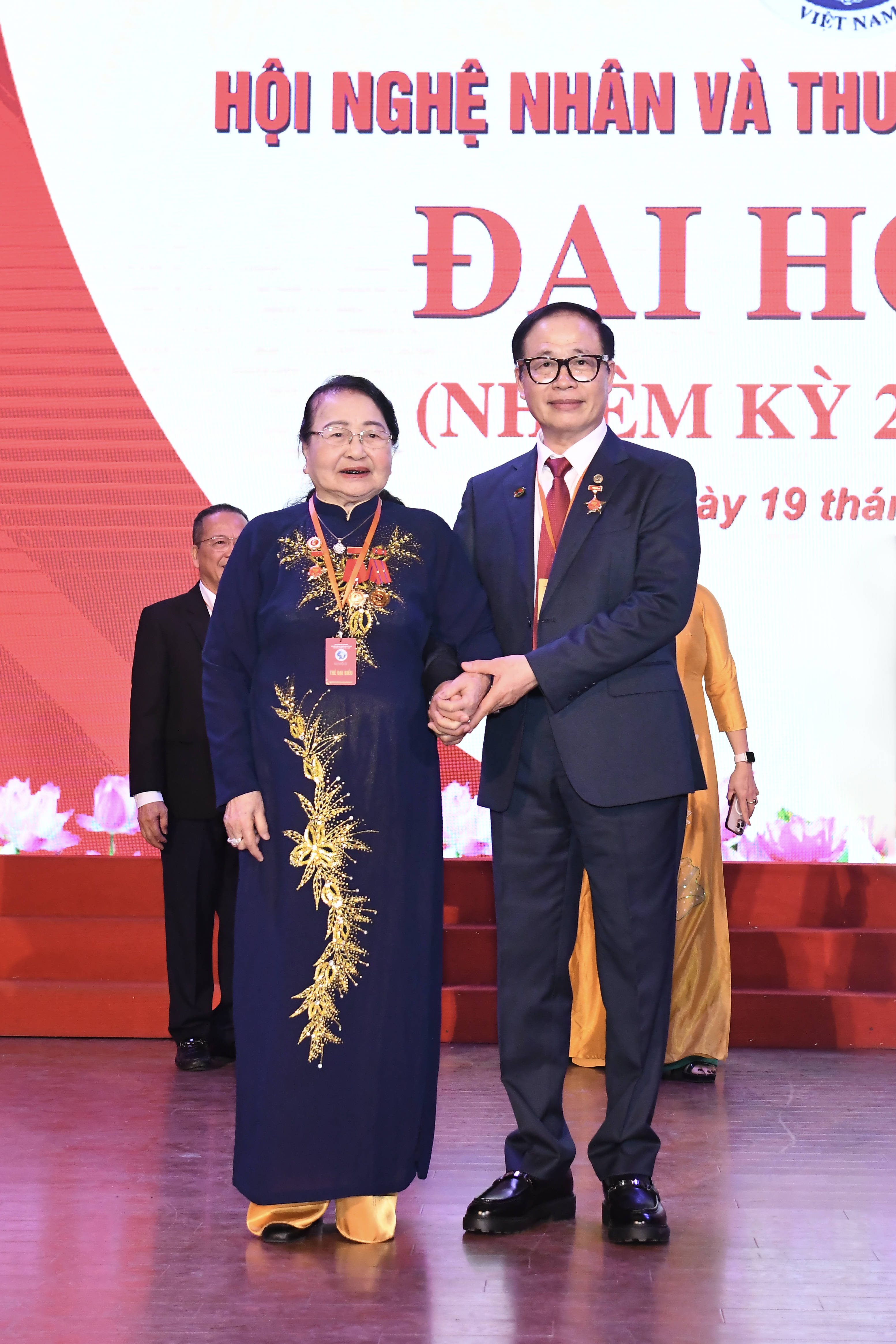 Doanh nh&acirc;n Vũ Minh Ch&acirc;u c&ugrave;ng mẹ - cụ b&agrave; Lương Thị Điểm.
