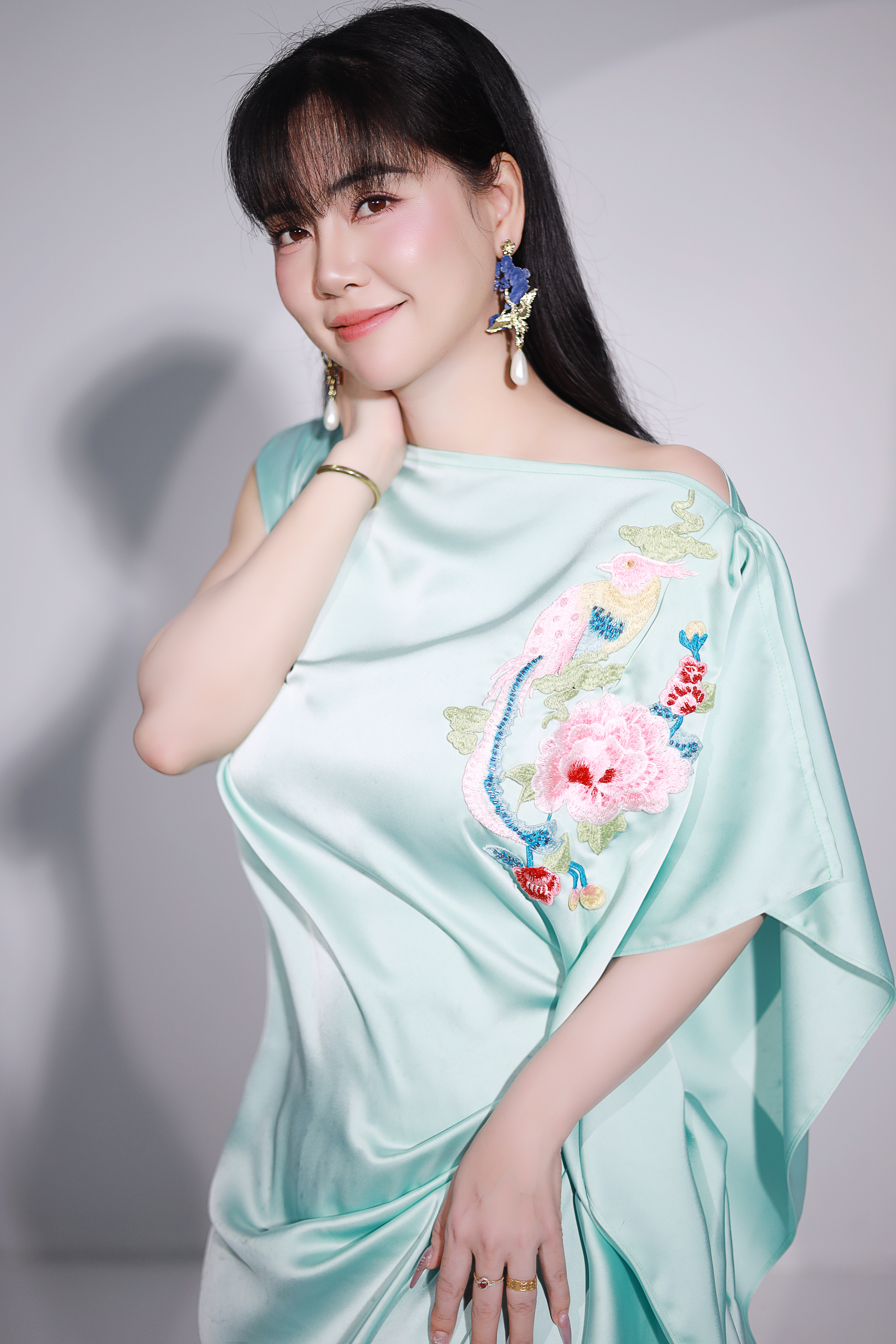 CEO ‘vợ quốc d&#226;n’ Phạm Hồng Nhung bất ngờ xuất hiện trong BST ‘Thoải Mộng’ của NTK Cao Minh Tiến - Ảnh 4