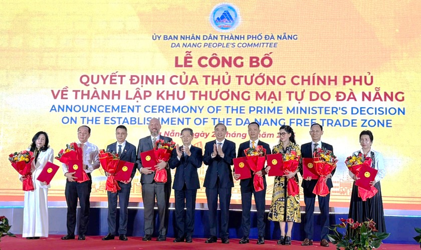 UBND TP Đà Nẵng trao biên bản ghi nhớ hợp tác đầu tư vào Khu thương mại tự do Đà Nẵng cho 8 nhà đầu tư chiến lược.