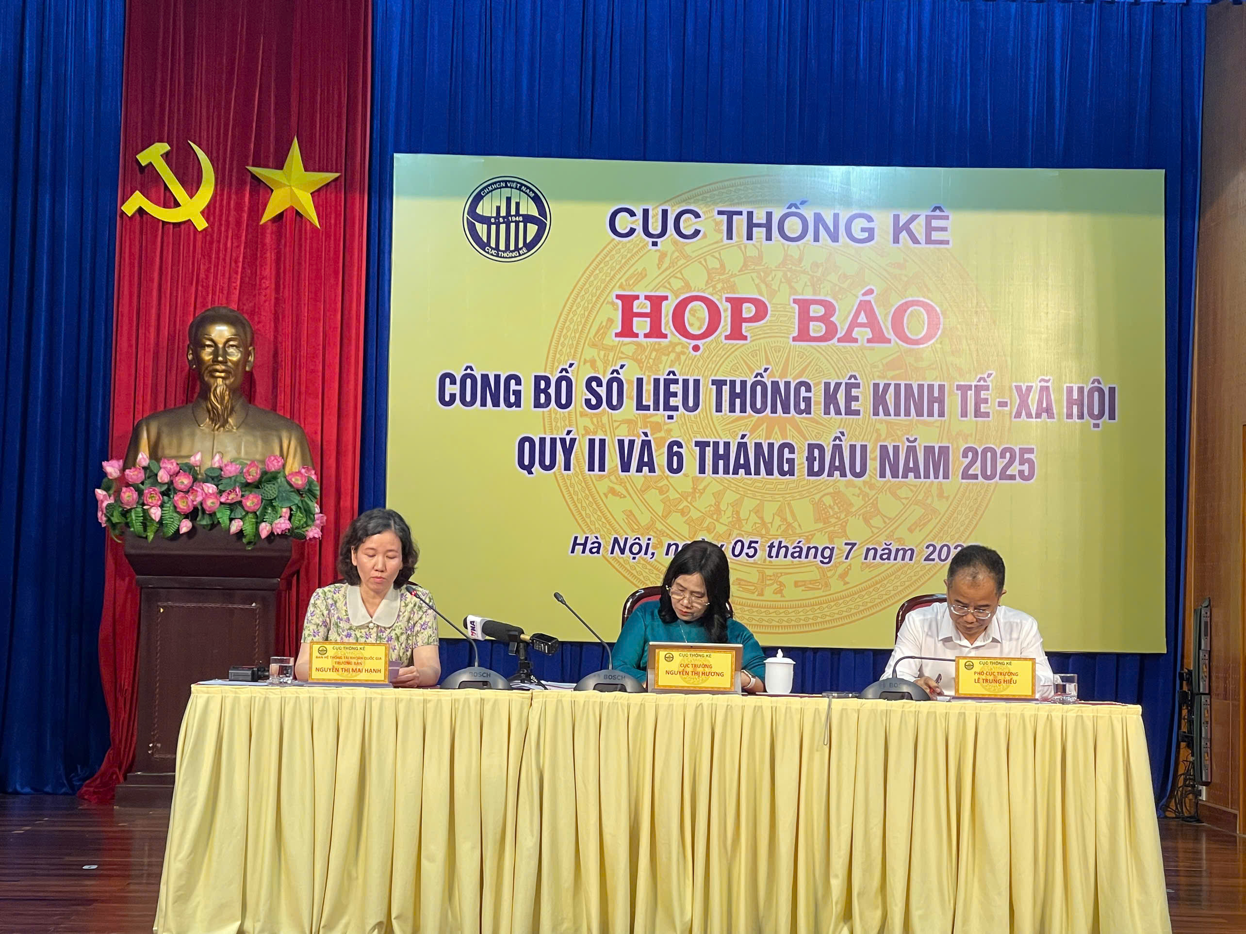 Lãnh đạo Cục Thống kê trong phần hỏi - đáp với báo chí. Lãnh đạo Cục Thống kê trong phần hỏi - đáp với báo chí.