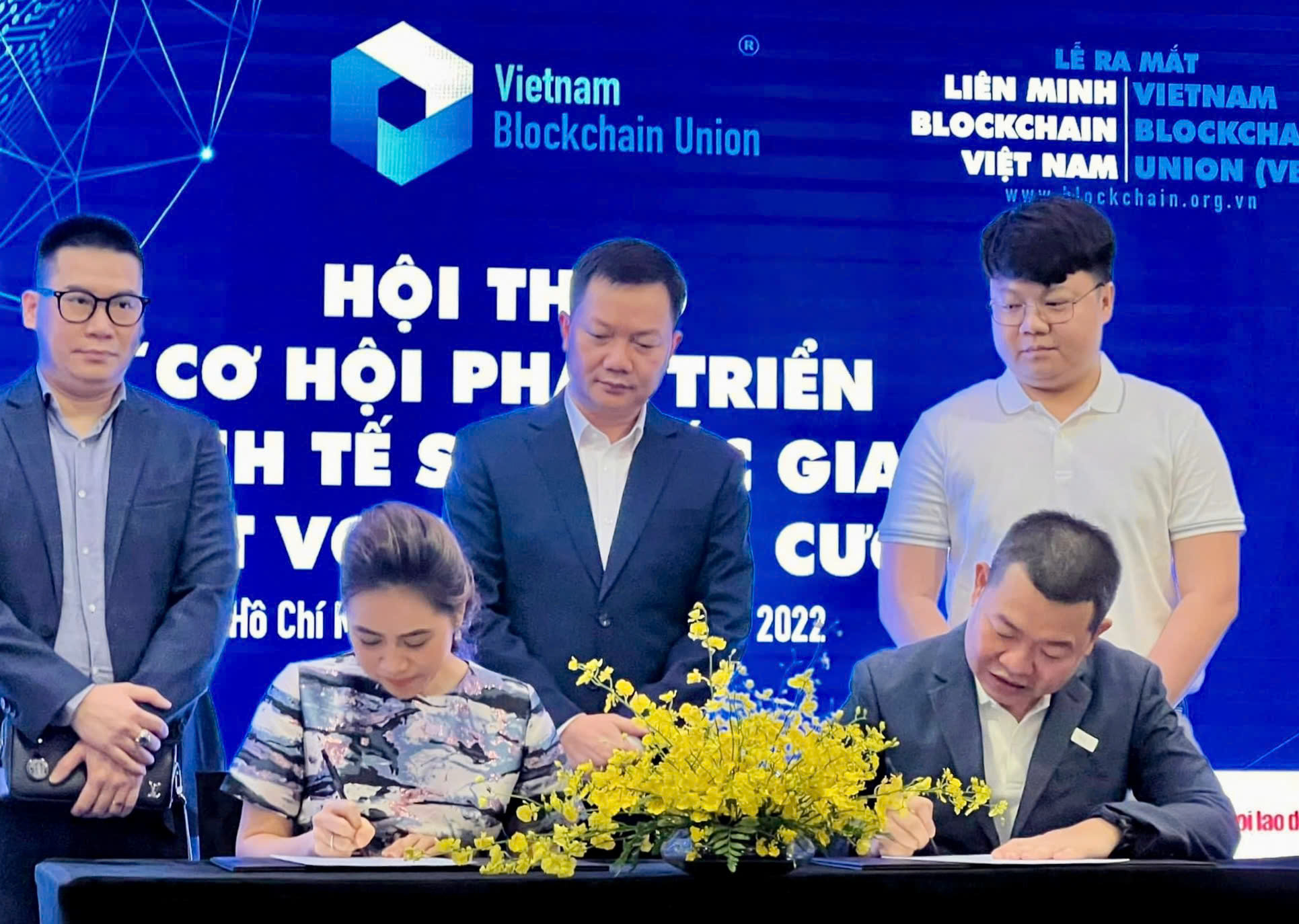 Lễ k&yacute; kết hợp t&aacute;c hỗ trợ to&agrave;n diện giữa c&aacute;c th&agrave;nh vi&ecirc;n Li&ecirc;n minh Blockchain Việt Nam.