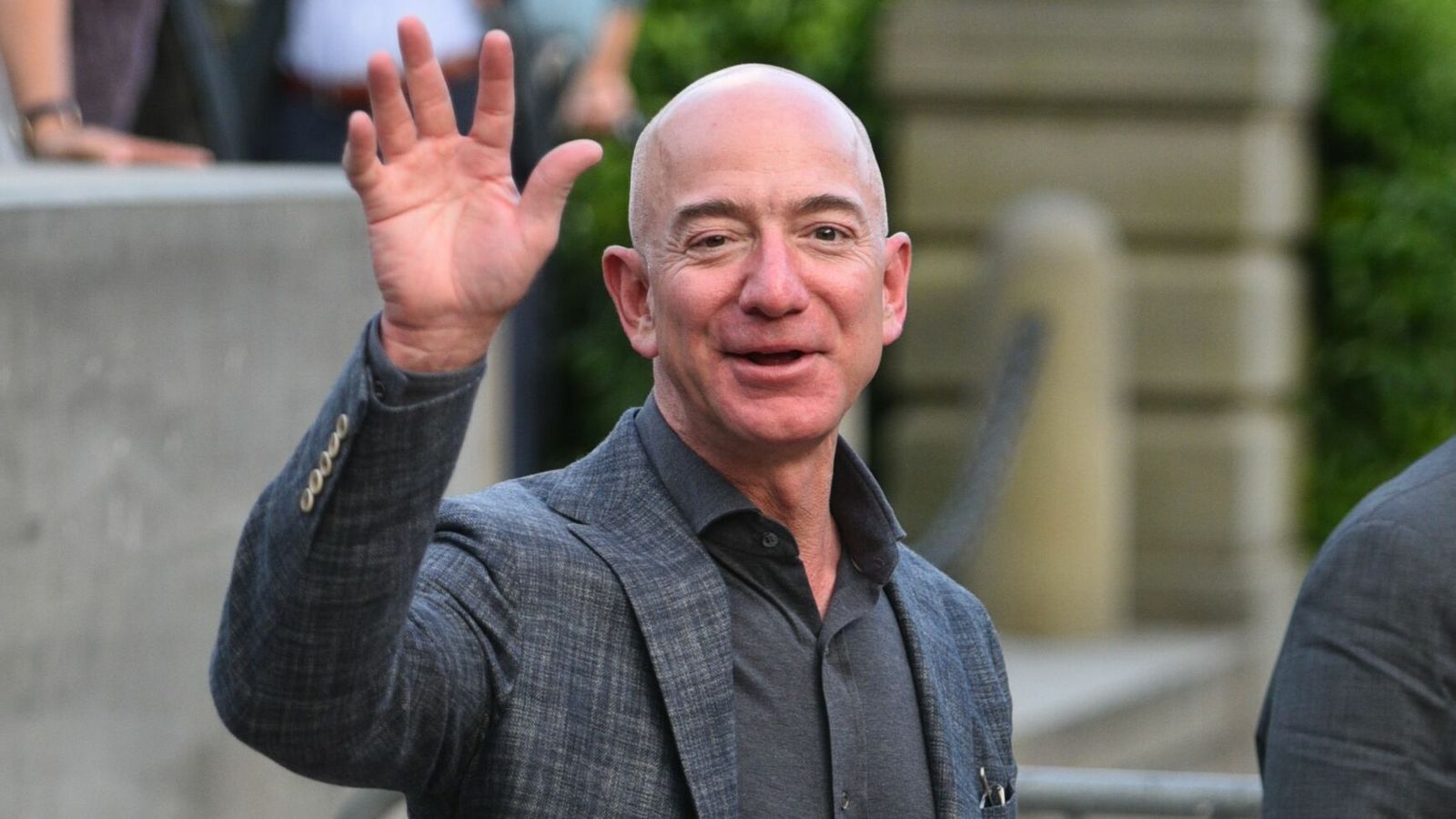 Viết mọi thứ ra giấy là một trong những bí quyết thành công của Jeff Bezos. Viết mọi thứ ra giấy là một trong những bí quyết thành công của Jeff Bezos.