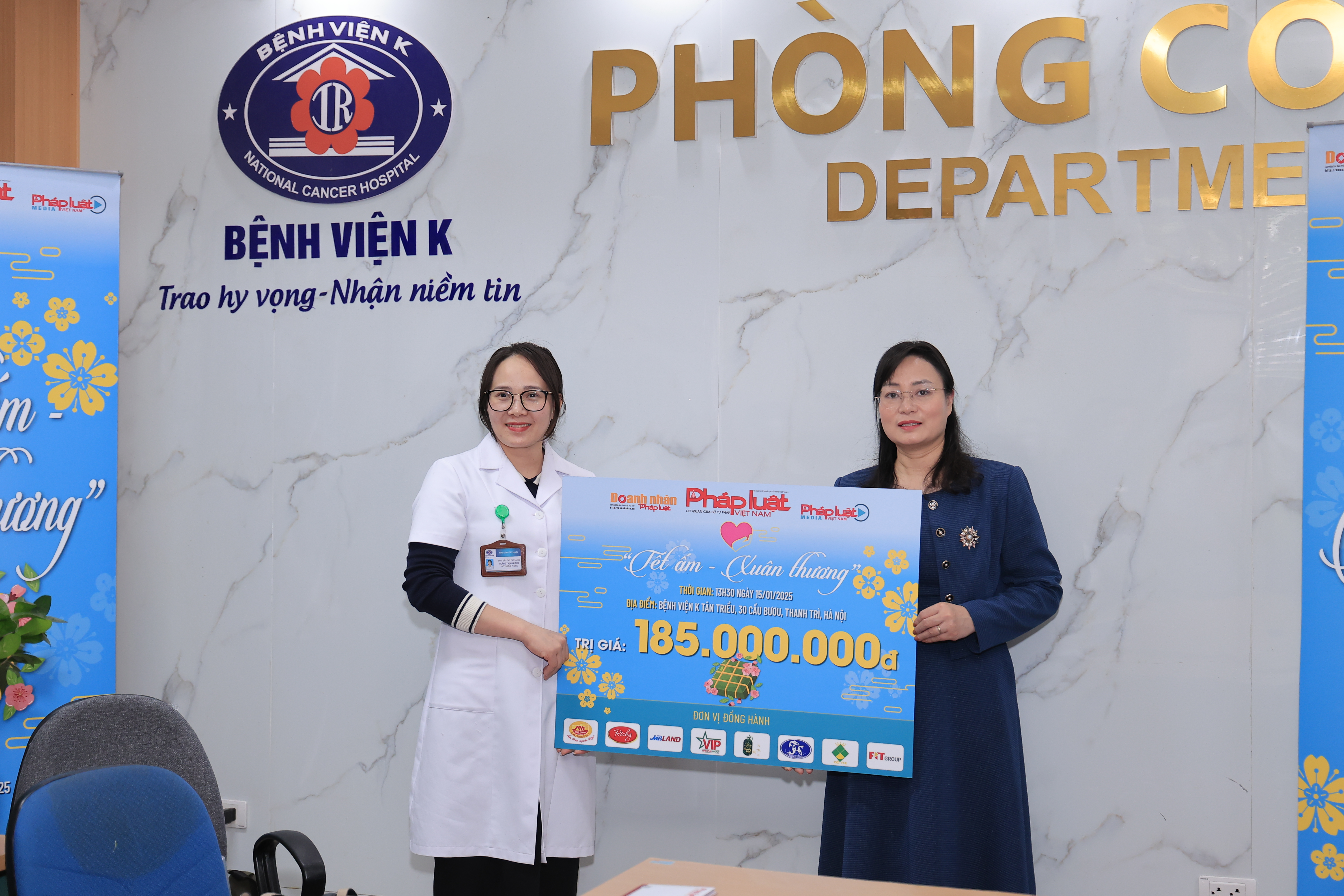 B&agrave; Ho&agrave;ng Thị Ho&agrave;i Thu, đại diện Bệnh viện K, nhận t&agrave;i trợ tổng trị gi&aacute; 215.000.000 đồng từ B&aacute;o Ph&aacute;p luật Việt Nam v&agrave; c&aacute;c doanh nghiệp, do b&agrave; Vũ Hồng Th&uacute;y thay mặt trao tặng. (Bảng trao qu&agrave; ghi nhận 185.000.000 đồng, phần bổ sung 30.000.000 đồng được c&aacute;c nh&agrave; hảo t&acirc;m đ&oacute;ng g&oacute;p v&agrave;o ph&uacute;t cuối.) &nbsp;