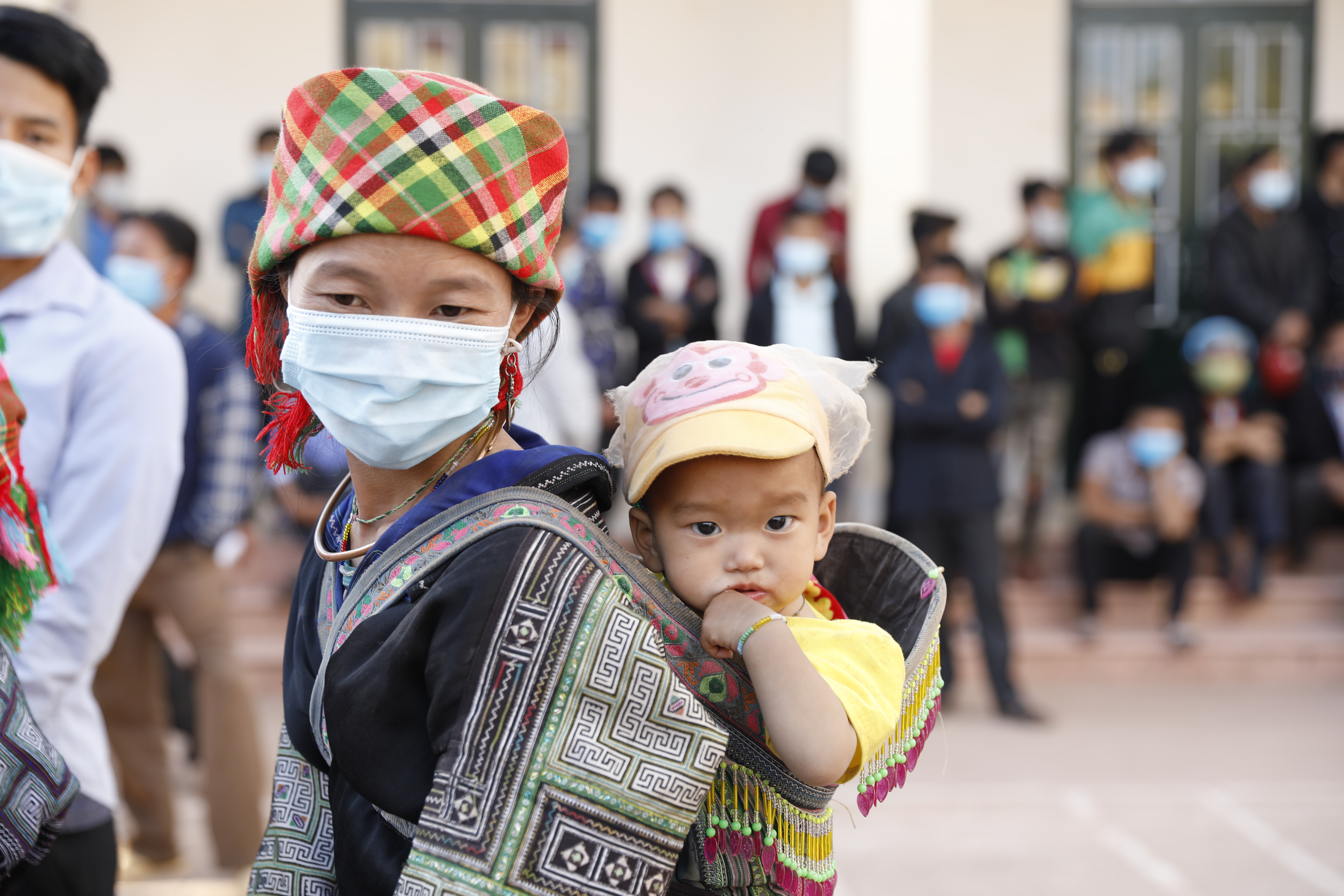 Ở Đi&ecirc;̣n Bi&ecirc;n lu&ocirc;n có những em bé lớn l&ecirc;n tr&ecirc;n lưng mẹ. D&ugrave; l&ecirc;n nương ph&aacute;t rẫy, xuống khe suối lấy nước hay xuống chợ, những người mẹ đồng b&agrave;o ở Đi&ecirc;̣n Bi&ecirc;n đều địu con tr&ecirc;n lưng của m&igrave;nh. &nbsp;