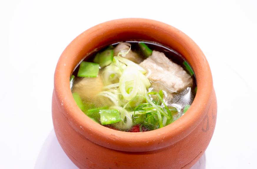 Món canh sườn xương rồng quyện trà ô long gây ấn tượng mạnh với ban giám khảo. Món canh sườn xương rồng quyện trà ô long gây ấn tượng mạnh với ban giám khảo.