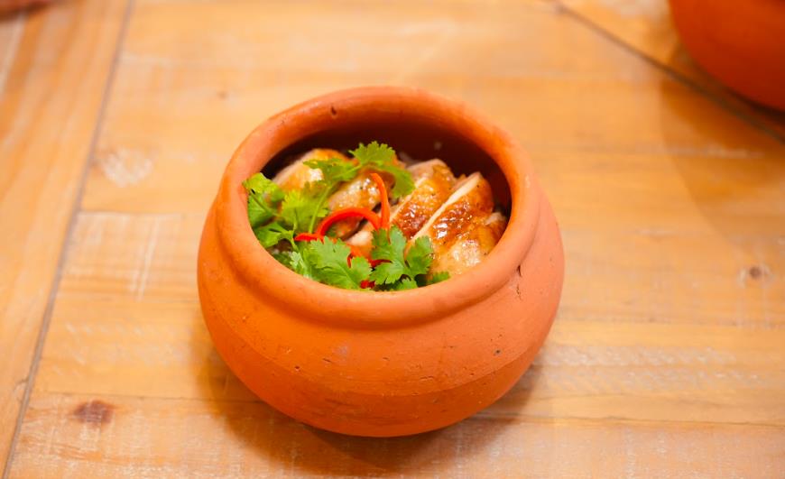 Món gà roti cháy thố của Chef Nguyễn Thanh Cường Món gà roti cháy thố của Chef Nguyễn Thanh Cường