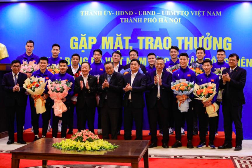 Th&agrave;nh phố H&agrave; Nội trao thưởng cho đội tuyển Việt Nam v&agrave; c&aacute;c cầu thủ H&agrave; Nội &nbsp;