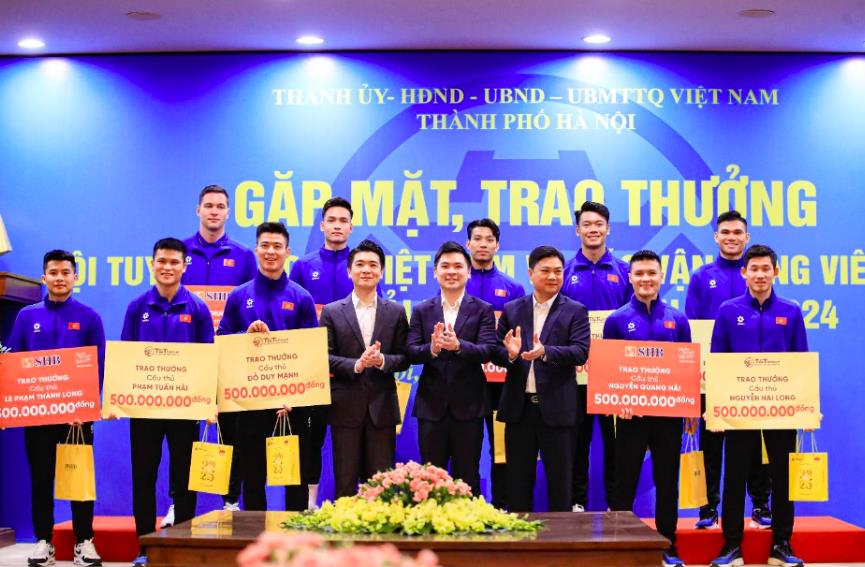 Tập đo&agrave;n T&amp;T Group v&agrave; Ng&acirc;n h&agrave;ng SHB trao thưởng cho c&aacute;c cầu thủ CLB H&agrave; Nội v&agrave; CLB C&ocirc;ng an H&agrave; Nội. &nbsp;