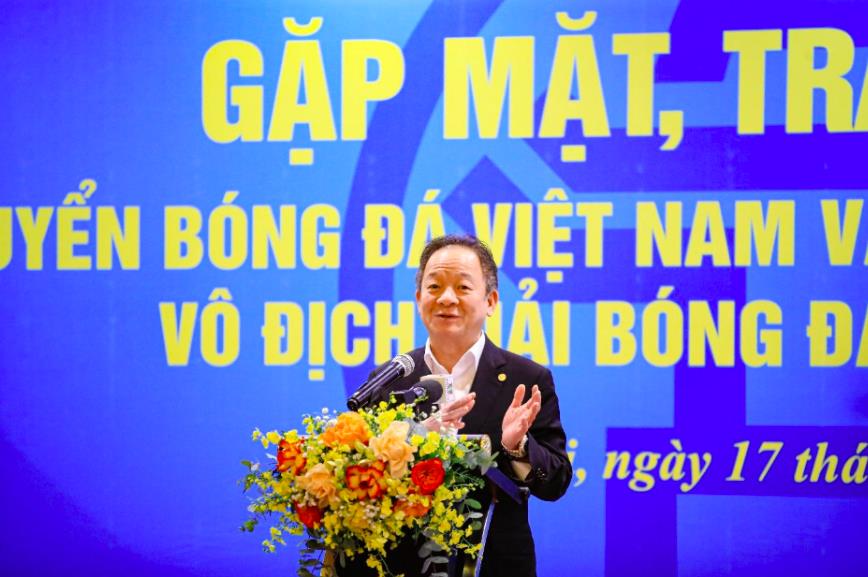 Nh&agrave; s&aacute;ng lập, Chủ tịch điều h&agrave;nh Tập đo&agrave;n T&amp;T Group, Chủ tịch Ng&acirc;n h&agrave;ng SHB, &ocirc;ng Đỗ Quang Hiển ch&uacute;c mừng th&agrave;nh t&iacute;ch của c&aacute;c cầu thủ H&agrave; Nội v&agrave; đội tuyển Việt Nam. &nbsp;