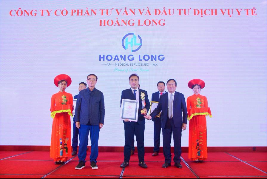 Ông Võ Thành Trung – CEO công ty Hoàng Long nhận thưởng Ông Võ Thành Trung – CEO công ty Hoàng Long nhận thưởng 