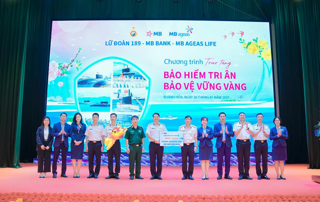 Đại điện MB Bank v&agrave; MB Ageas Life trao tặng Bảo hiểm Ung thư cho c&aacute;c chiến sỹ Lữ đo&agrave;n 189