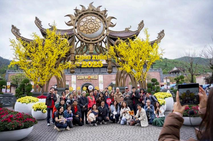 H&#224;ng ngh&#236;n du kh&#225;ch đến du xu&#226;n tại Sun World Ba Na Hills dịp đầu năm mới 2025 - Ảnh 1