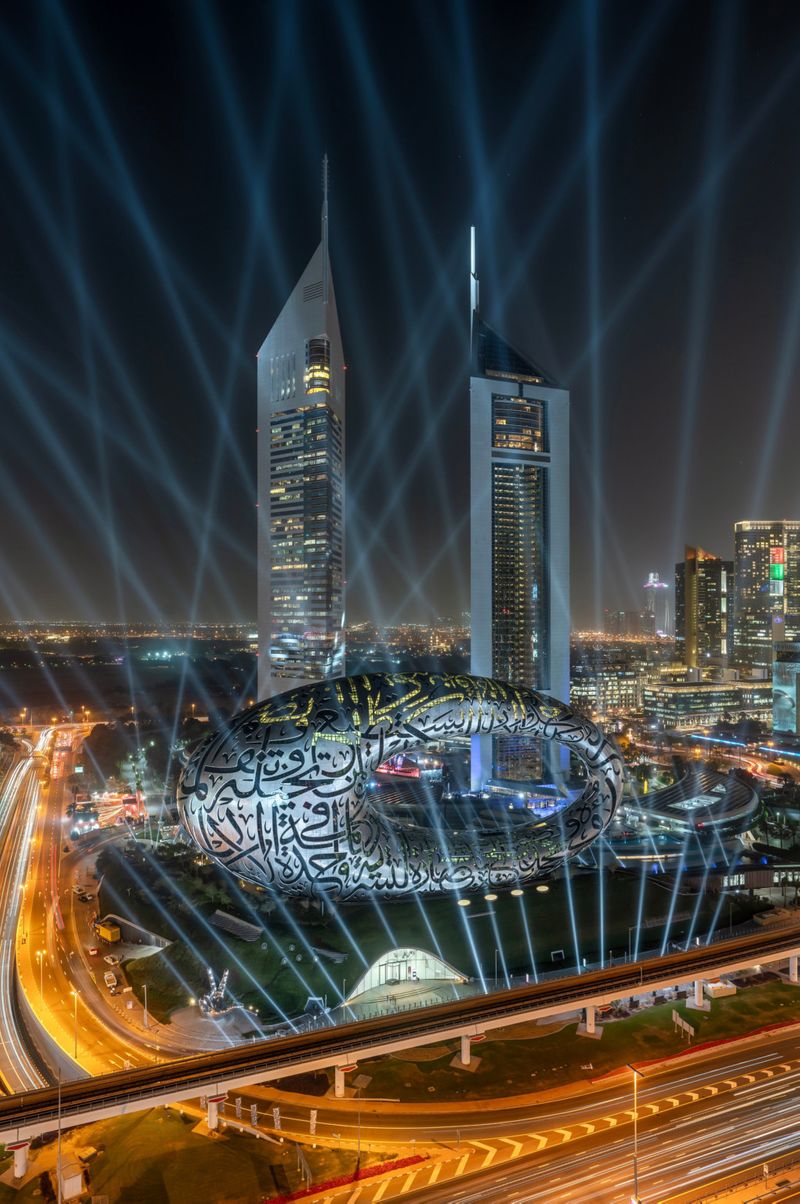 Ẩn m&igrave;nh trong khu t&agrave;i ch&iacute;nh của Dubai, tọa lạc b&ecirc;n cạnh Sheikh Zayed - cao tốc ch&iacute;nh của th&agrave;nh phố - Bảo t&agrave;ng Tương lai (Museum of the Future) hiện l&ecirc;n với kiến tr&uacute;c đặc biệt h&igrave;nh mặt trăng vừa được khai trương khiến du kh&aacute;ch kh&ocirc;ng khỏi bất ngờ.&nbsp;