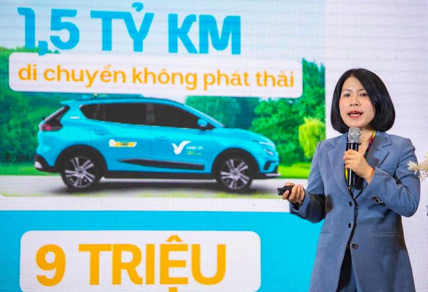 B&agrave; Phan Thị Hồng Dung - Ph&oacute; tổng gi&aacute;m đốc C&ocirc;ng ty Cổ phần Di chuyển Xanh v&agrave; Th&ocirc;ng minh GSM chia sẻ về những nỗ lực để khuyến kh&iacute;ch v&agrave; k&ecirc;u gọi cộng đồng gia tăng sử dụng c&aacute;c phương tiện di chuyển xanh. &nbsp;