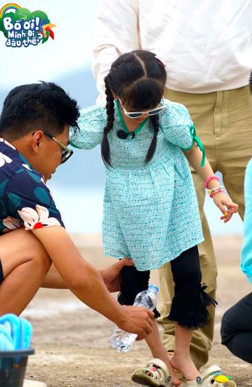 Bố ơi mình đi đâu thế? 2025 tập 1: Trung Ruồi gặp “khó” vì con gái sợ bẩn, Neko Lê “toát mồ hôi” khi hai con chọn ở nhà thuyền - Ảnh 6
