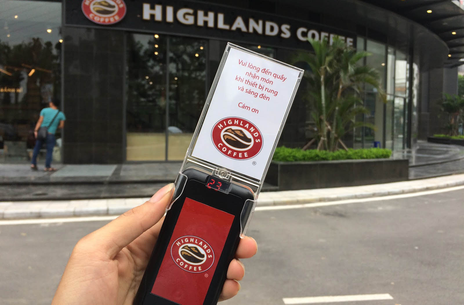 Hình ảnh thiết bị báo rung của Highlands Coffee. Hình ảnh thiết bị báo rung của Highlands Coffee.