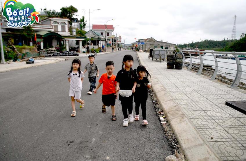 Các con đem rau đi đổi lấy hải sản. Các con đem rau đi đổi lấy hải sản.