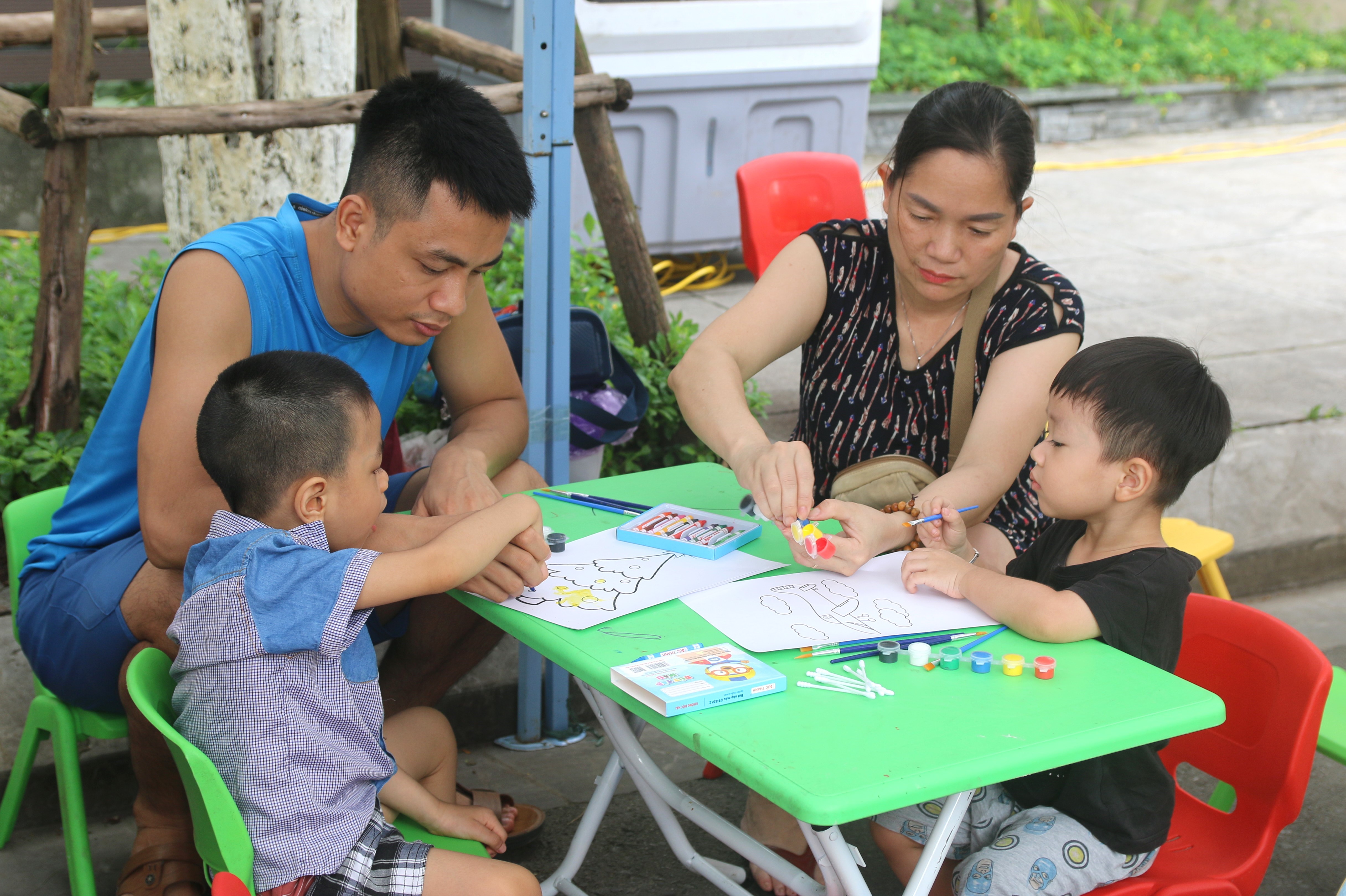 C&aacute;c em nhỏ c&ugrave;ng gia đ&igrave;nh s&aacute;ng tạo n&ecirc;n t&aacute;c phẩm ngộ nghĩnh, đ&aacute;ng y&ecirc;u