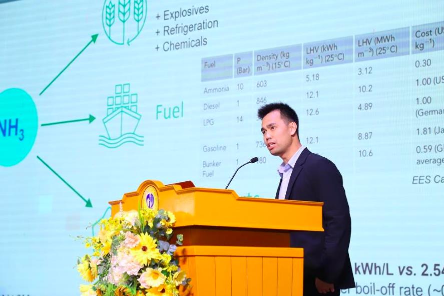 Dư Hoàng Long đem những nghiên cứu đột phá trong sản xuất amoniac, phát triển giải pháp năng lượng sạch tới hội thảo InnovaConnect. Ảnh: BTC. Dư Hoàng Long đem những nghiên cứu đột phá trong sản xuất amoniac, phát triển giải pháp năng lượng sạch tới hội thảo InnovaConnect. Ảnh: BTC.