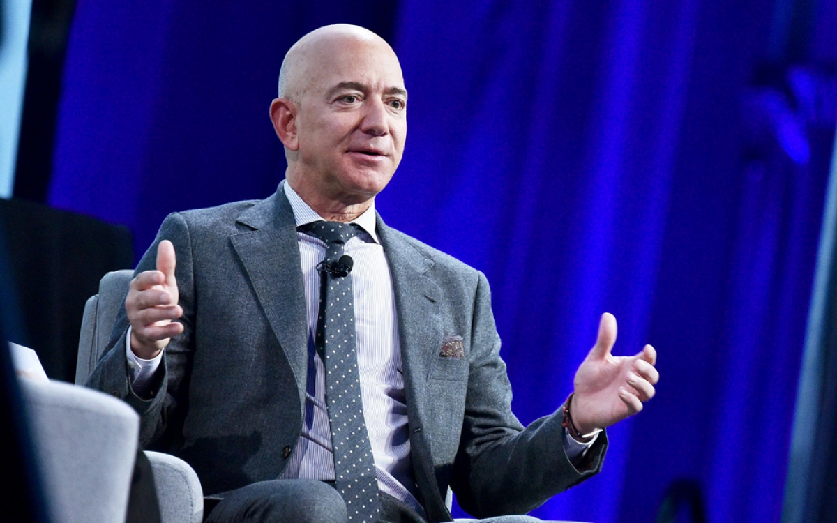 Sự lớn mạnh của Amazon đã giúp Jeff Bezos tích lũy được khối tài sản khổng lồ, gần 200 tỷ USD. Sự lớn mạnh của Amazon đã giúp Jeff Bezos tích lũy được khối tài sản khổng lồ, gần 200 tỷ USD.