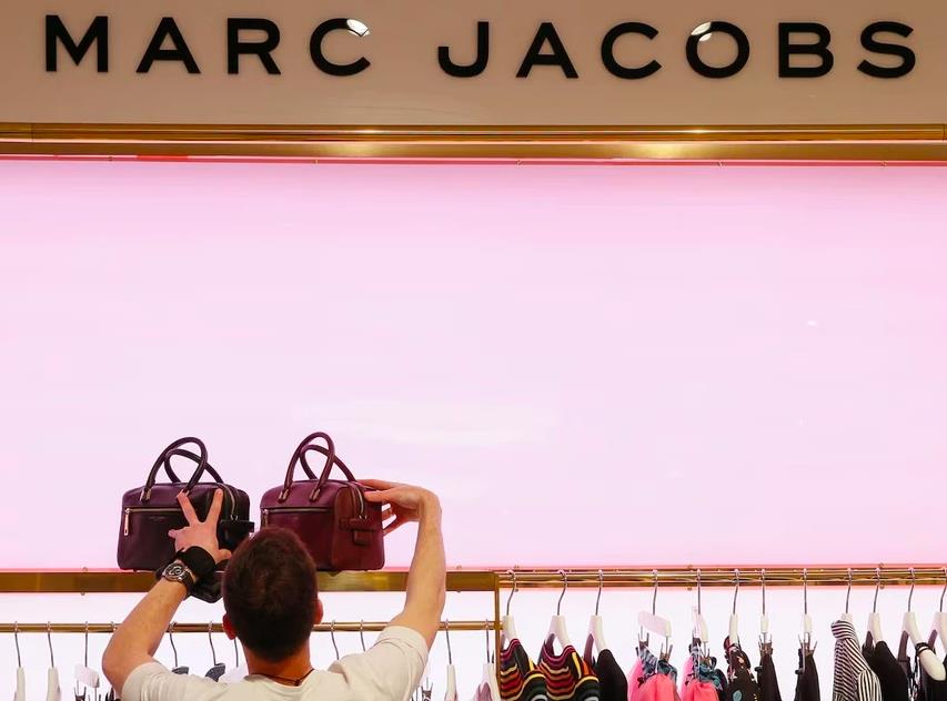 LVMH muốn bán thương hiệu thời trang xa xỉ Marc Jacobs với giá thương vụ khoảng 1 tỷ USD - Ảnh 1 LVMH muốn bán thương hiệu thời trang xa xỉ Marc Jacobs với giá thương vụ khoảng 1 tỷ USD - Ảnh 1