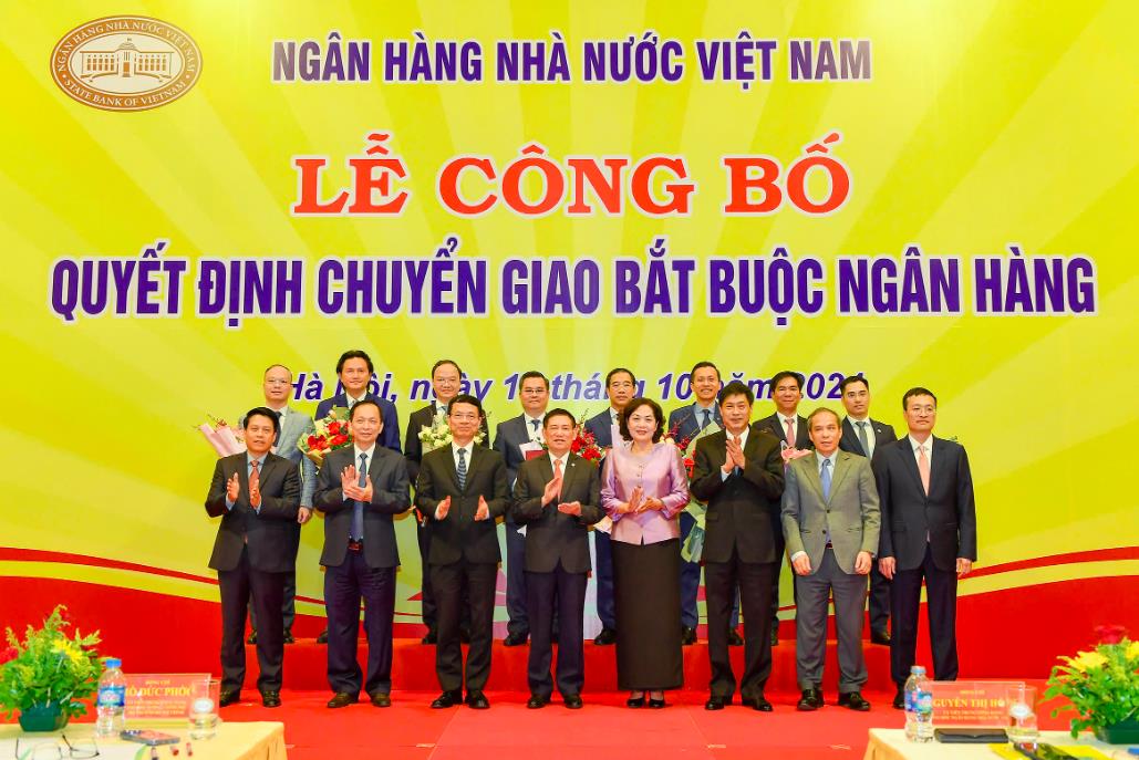 Ảnh lễ họp b&aacute;o Chuyển giao bắt buộc ng&acirc;n h&agrave;ng