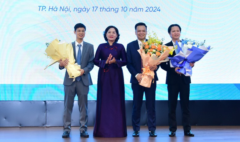 &Ocirc;ng Nguyễn Trần Mạnh Trung (đứng từ 2 từ phải sang) được bổ nhiệm l&agrave;m Tổng Gi&aacute;m đốc VietinBank.