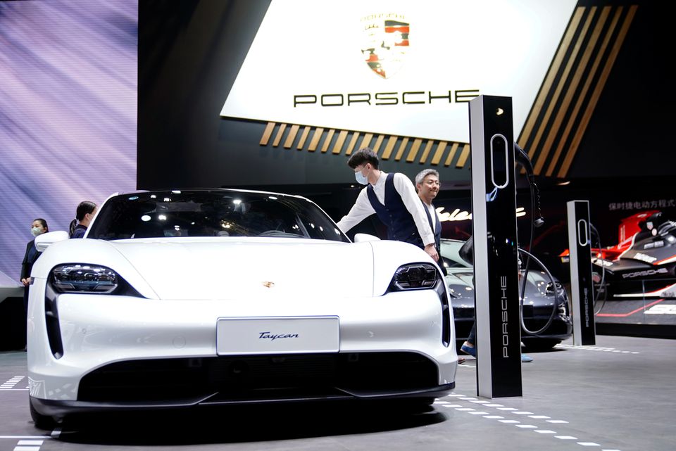 Porsche sẽ lập li&ecirc;n doanh sản xuất pin &ocirc; t&ocirc; điện nhằm giảm sự phụ thuộc v&agrave;o ch&acirc;u &Aacute;. Ảnh: Reuters