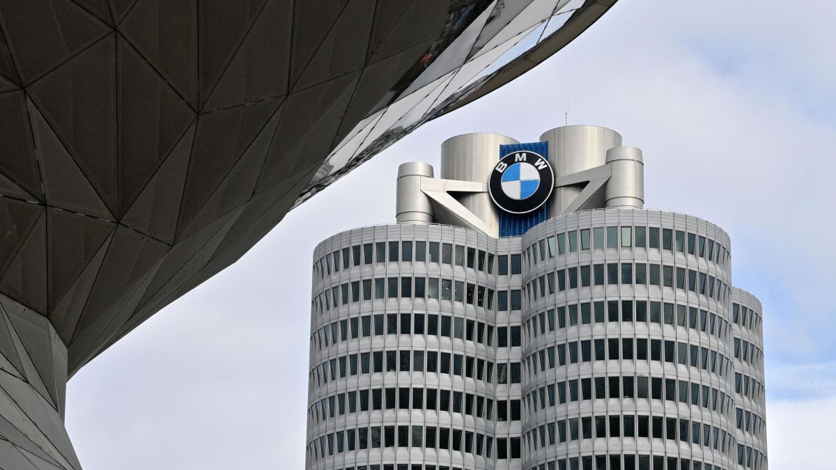 BMW v&agrave; Volkswagen bị phạt 1 tỷ USD v&igrave; vi phạm luật cạnh tranh. Ảnh: CNN