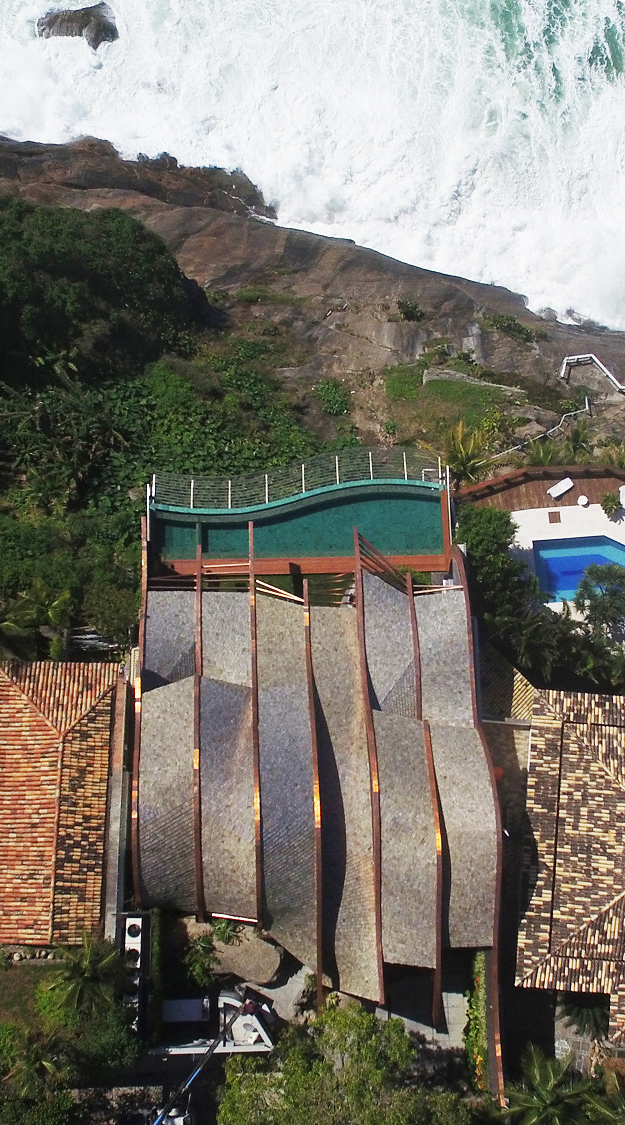 Khu nhà được xây dựng trên khối đá granit giữa các khu phố sầm uất của São Conrado và Barra da Tijuca, Rio de Janeiro, sát vùng biển Đại Tây Dương. Với diện tích khá khiêm tốn, ngôi nhà có view hướng nam bao trọn khung cảnh đại dương. 
