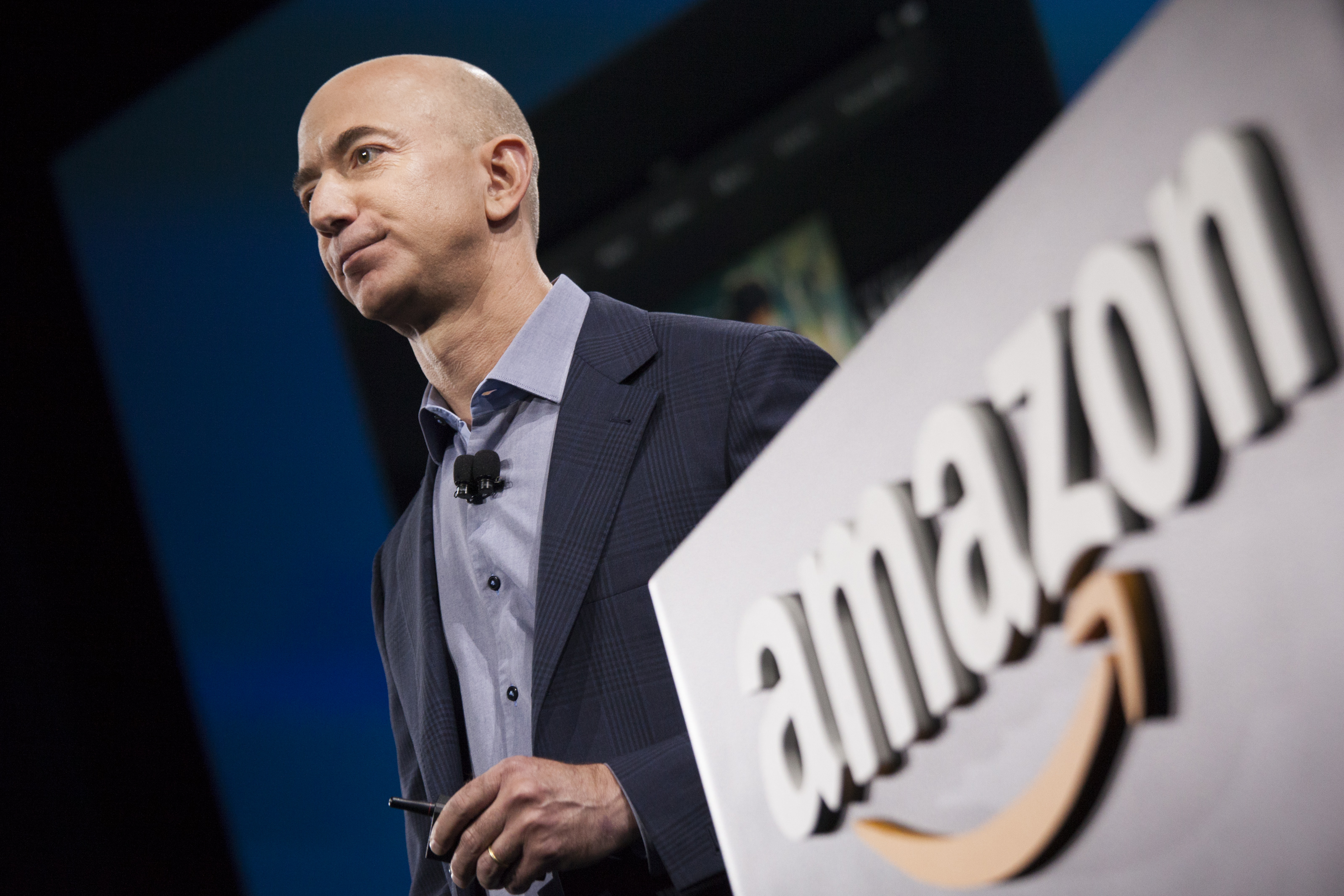 Thu nhập của CEO Amazon cao gấp 741 lần so với nhân viên bình thường. Thu nhập của CEO Amazon cao gấp 741 lần so với nhân viên bình thường. 