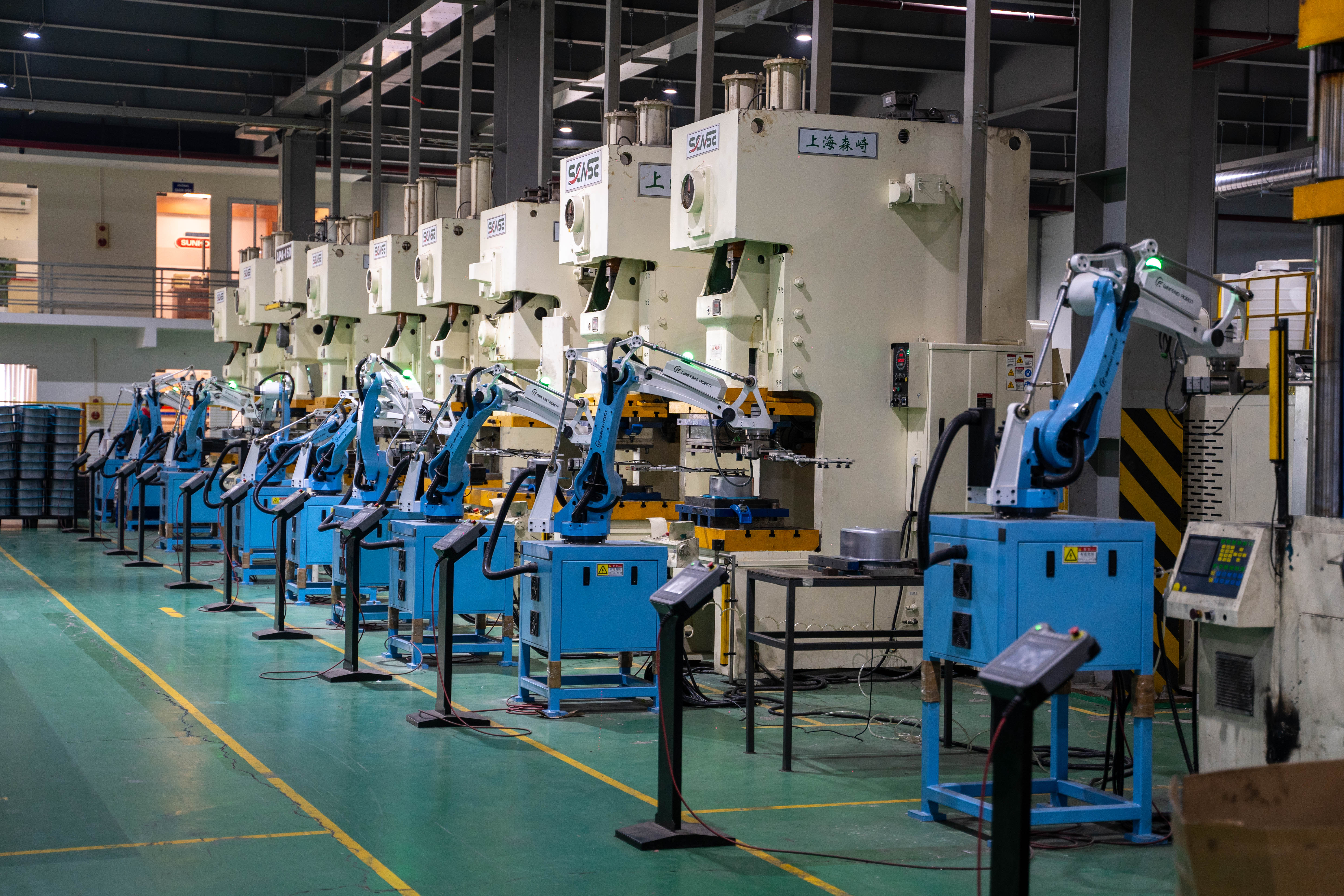 Nh&agrave; m&aacute;y Sunhouse được trang bị hệ thống robot c&ocirc;ng nghiệp hiện đạiđể tối ưu độ ch&iacute;nh x&aacute;c, năng suất cao v&agrave; ổn định chất lượng cho sản phẩm