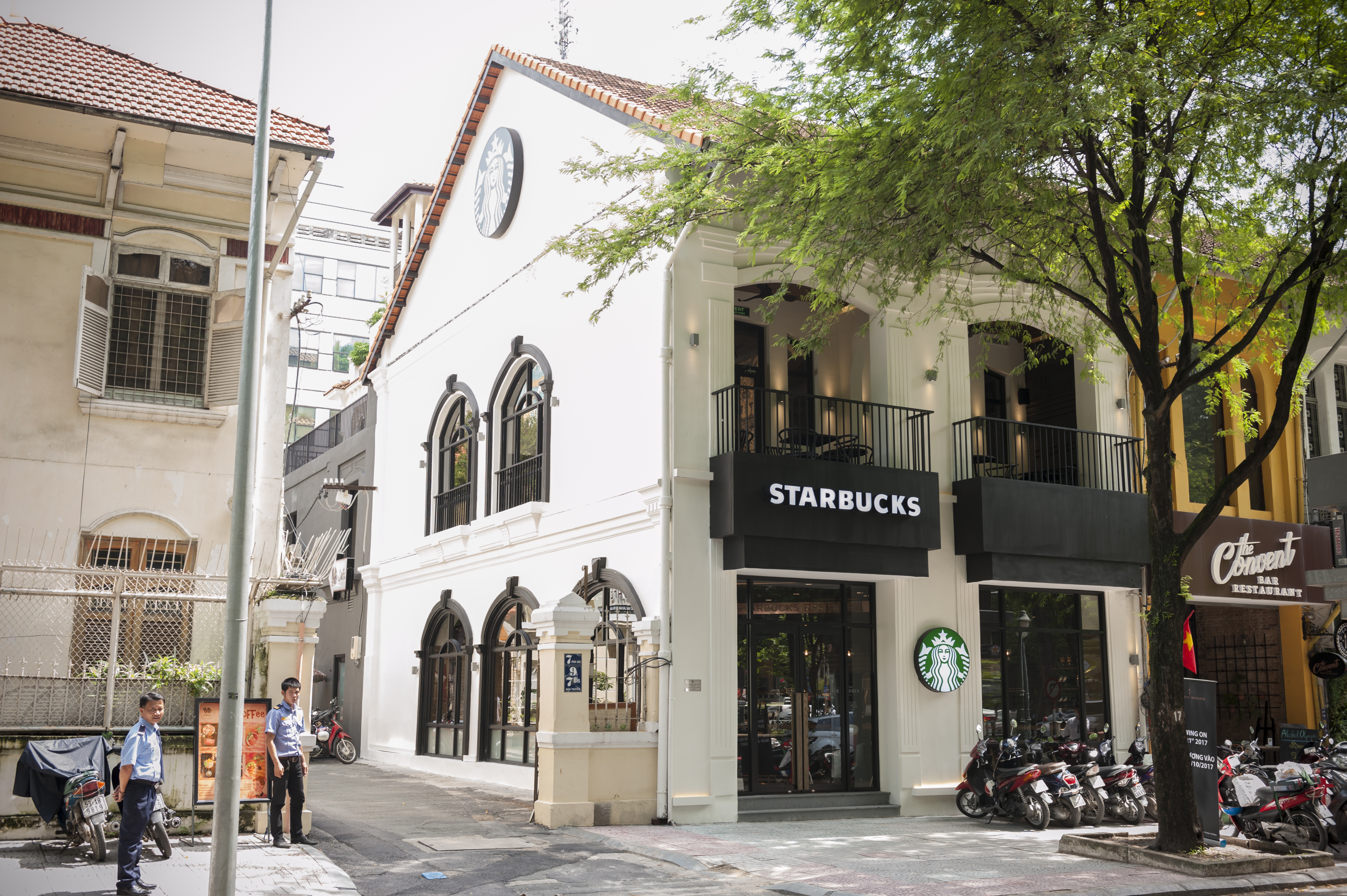 Cửa hàng Starbucks Reserve tại số 11-13 Hàn Thuyên, quận 1 tại thời điểm còn thuê. Ảnh: TL Cửa hàng Starbucks Reserve tại số 11-13 Hàn Thuyên, quận 1 tại thời điểm còn thuê. Ảnh: TL
