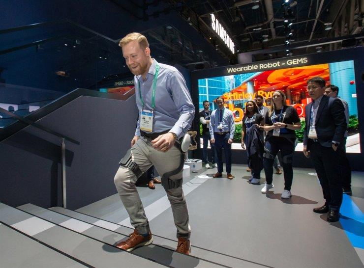 Một kh&aacute;ch tham quan d&ugrave;ng thử robot đeo được GEMS Hip của Samsung trong triển l&atilde;m CES hồi th&aacute;ng 1/2020. Ảnh:&nbsp;Samsung Electronics.&nbsp;