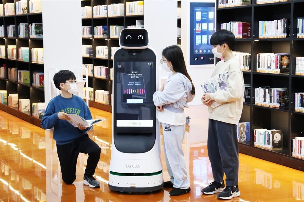 Robot CLOi của LG hỗ trợ trẻ em tại một thư viện ở Changwon (H&agrave;n Quốc). Ảnh: LG Electronics