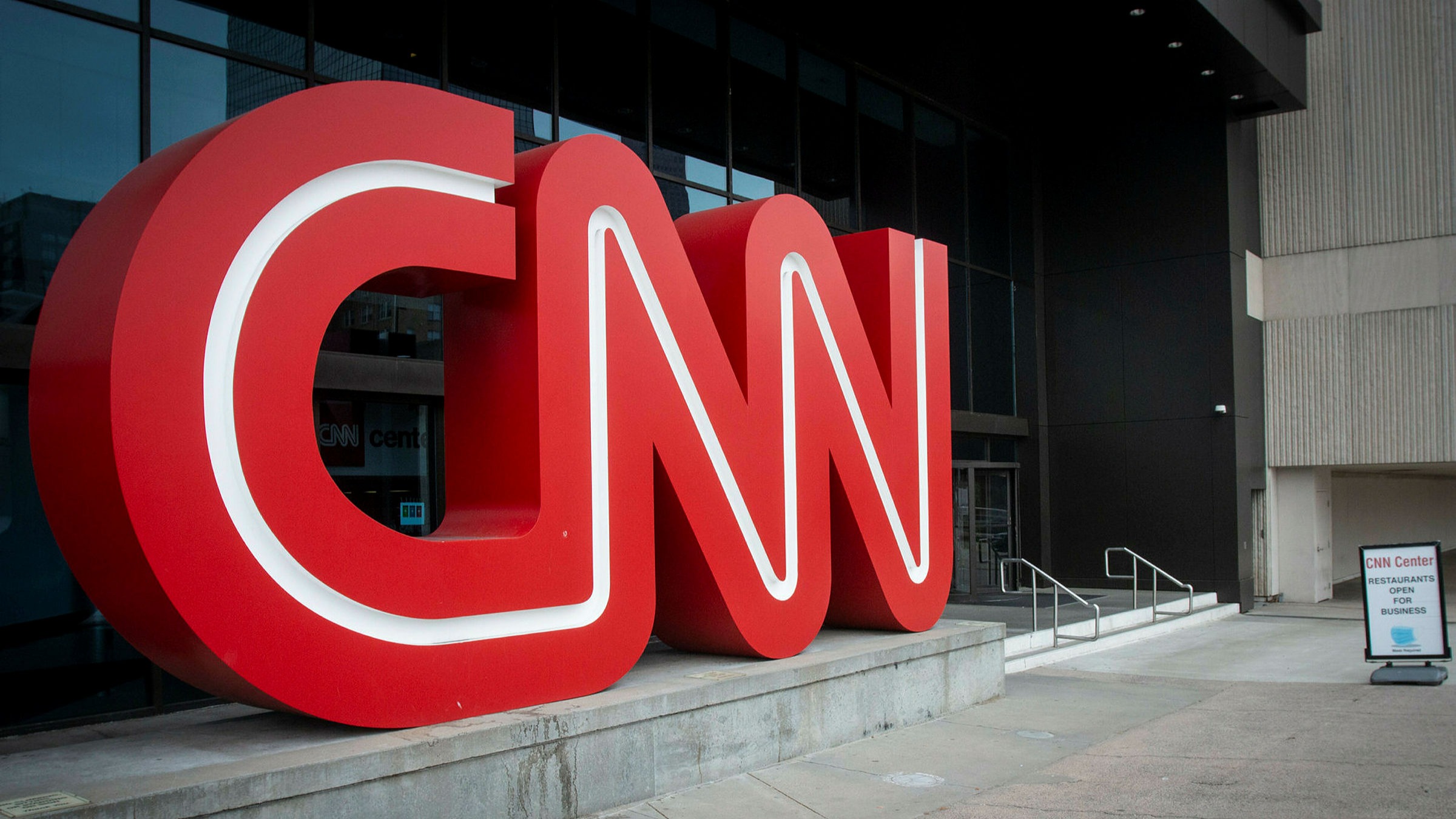 CNN v&agrave; c&ocirc;ng ty mẹ WarnerMedia sẽ về với Discovery sau khi thương vụ hợp nhất 43 tỷ USD kết th&uacute;c. Ảnh: AP.