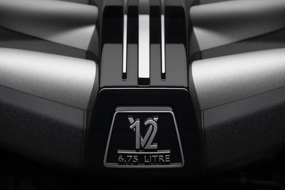 Chiếc SUV sang trọng nhất thế giới Rolls-Royce Cullinan 2022 trị gi&#225; gần 36 tỷ đồng c&#243; g&#236; đặc biệt? - Ảnh 1