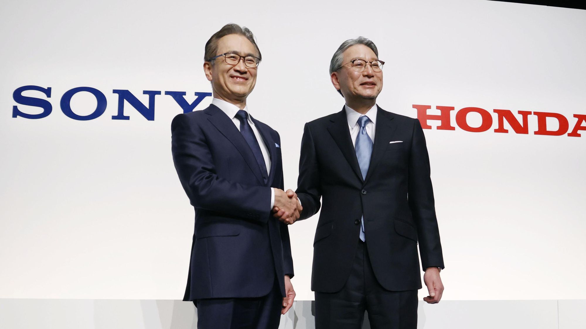 CEO Sony - Kenichiro Yoshida v&agrave; CEO Honda - Toshihiro Mibe. Ảnh: WRAL. &nbsp;
