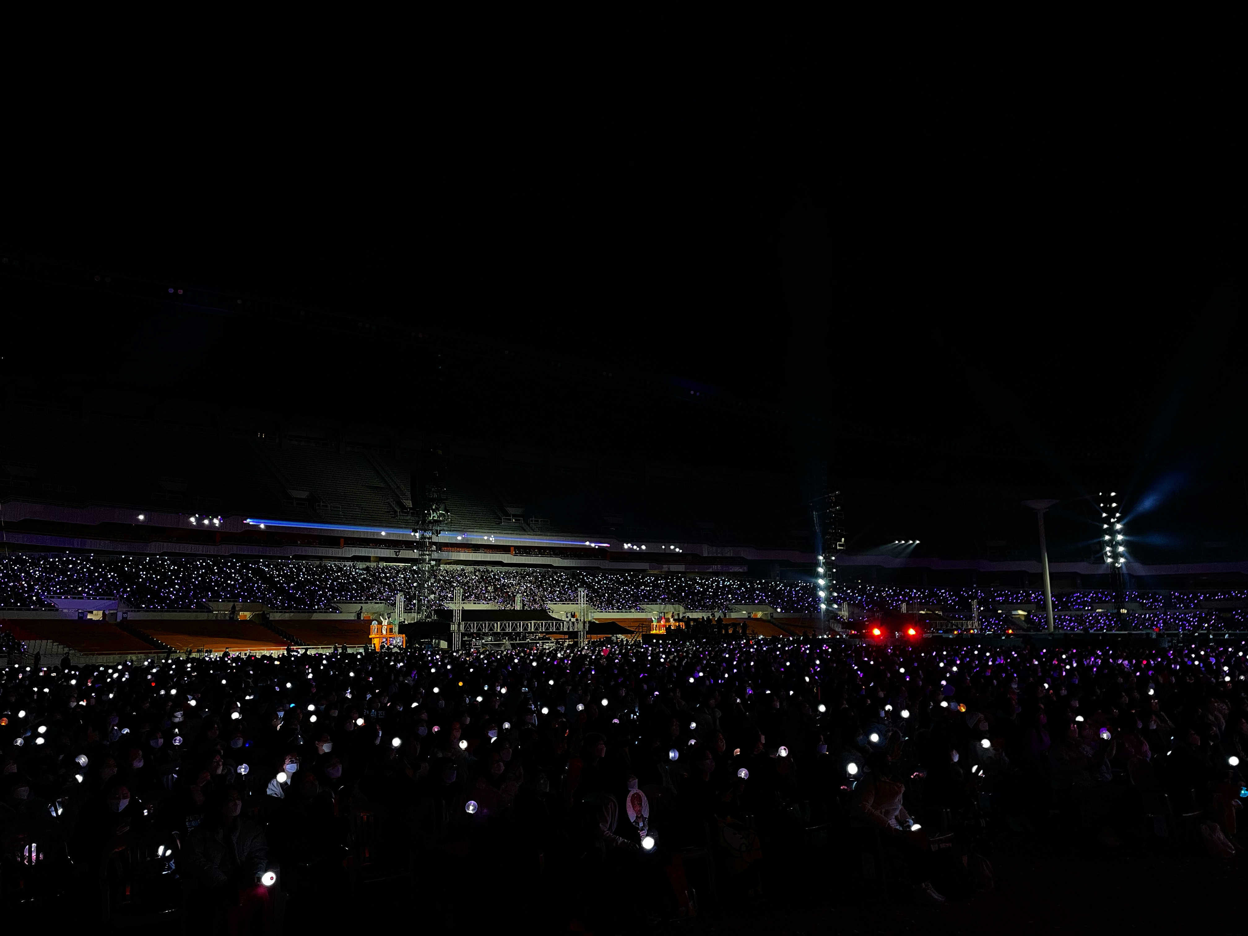 15.000 người h&acirc;m mộ BTS thắp s&aacute;ng s&acirc;n vận động&nbsp;Olympic Seoul. Ảnh: Big Hit Music.&nbsp;